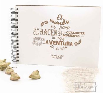 Libro de firmas personalizado para que los invitados dejen una dedicatoria a la pareja